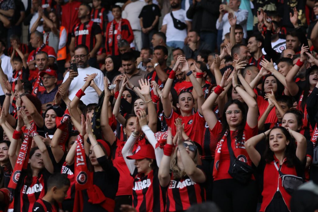 arca-corum-fk-corendon-alanyaspor-mactan-tribunden-evlerden-sokaklardan-renkli-goruntuler (24)